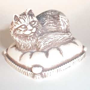 Cat On Pillow Magnetic Needleholder (Ivory)